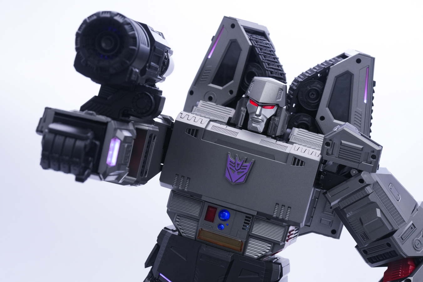 Robosen Flagship Megatron – Auto-Converting Robot